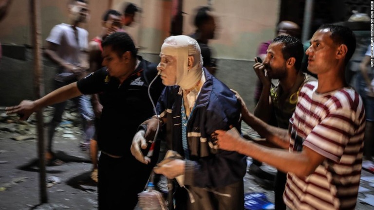 負傷者は病院に救急搬送された＝カイロ/Omar Zoheiry/picture alliance via Getty Images