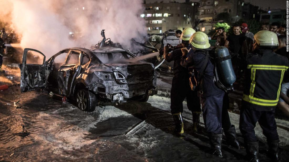 国立がん研究センター前で消火活動に当たる消防士＝４日夜/Oliver Weiken/picture alliance via Getty Images