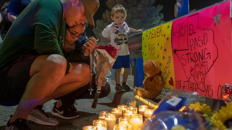 銃乱射事件の犠牲者の贈られた花など＝４日、テキサス州エルパソ/Andres Leighton/AP
