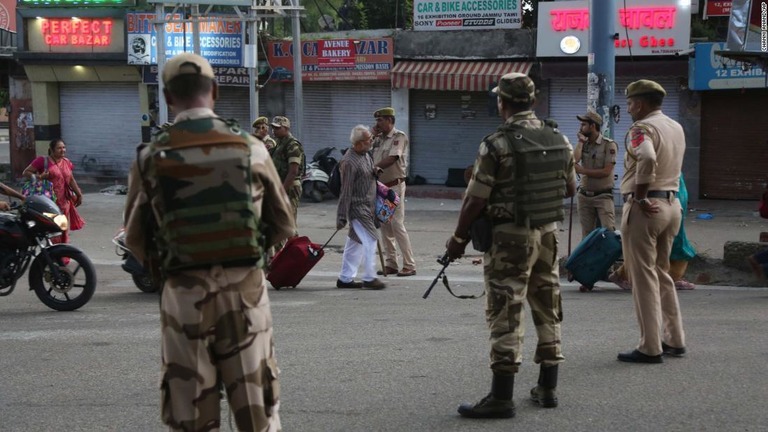 自治権剥奪の意向表明を受け、カシミール地方へ追加の軍要員が派遣された/Channi Anand/AP