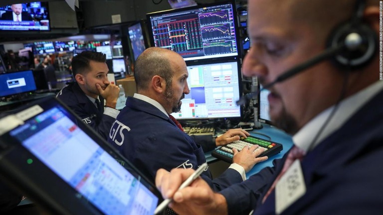 米株式市場は中国との通貨戦争の懸念が和らいだことで落ち着きを取り戻した/Drew Angerer/Getty Images North America/Getty Images
