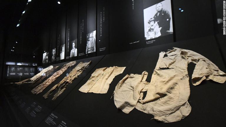 被爆者の遺品や衣服などが展示されている/Kyodo News via Getty Images