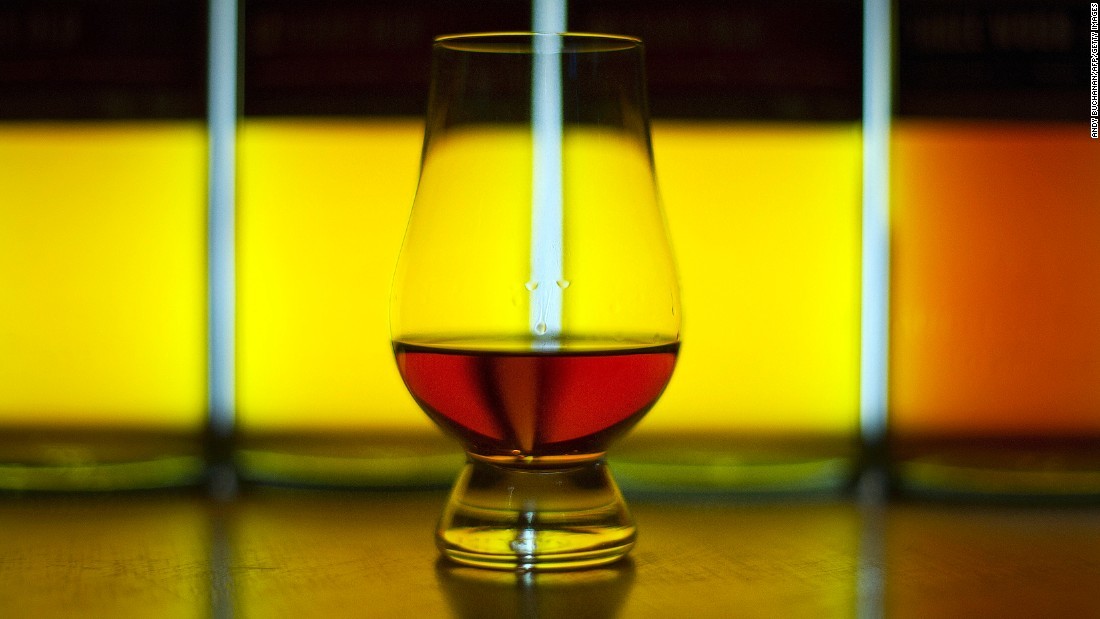 琥珀色のウイスキー。品質を見極める「人工の舌」を本場スコットランドの研究者が開発