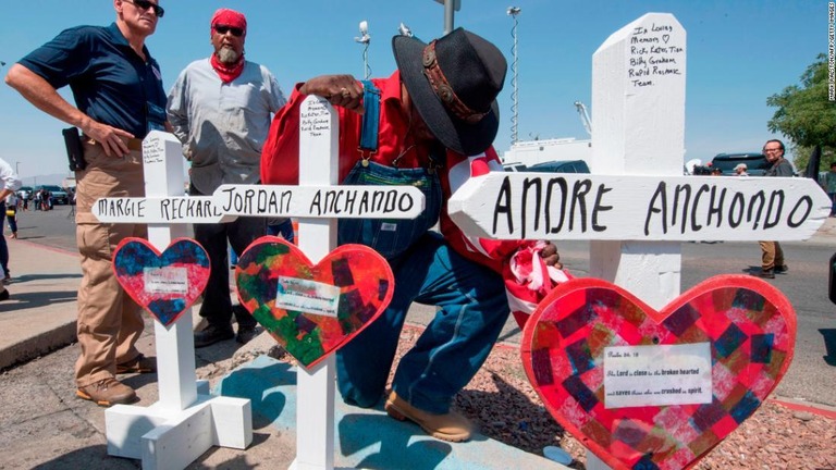 テキサス州エルパソで、犠牲者に追悼の祈りを捧げる男性/Mark Ralston/AFP/Getty Images