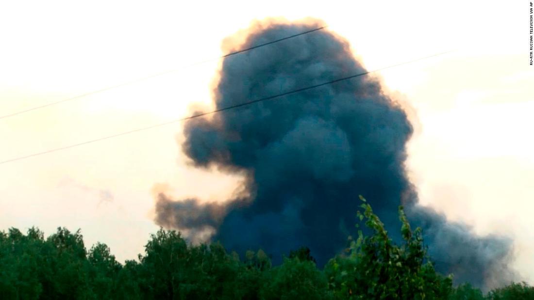 爆発や火災によって上空に上がった黒煙/RU-RTR Russian Television via AP