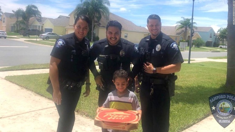 空腹に耐えかねて警察に「通報」した少年に警官からピザのプレゼントが/Sanford Police Department
