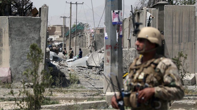 アフガンの自爆テロでタリバーンが犯行声明を出した/STR/AFP/Getty Images
