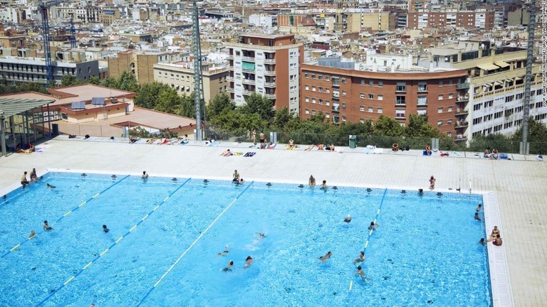 バルセロナの全市営プールが女性のトップレス遊泳を認める方針に/Loop ImagesUniversal Images Group via Getty Images
