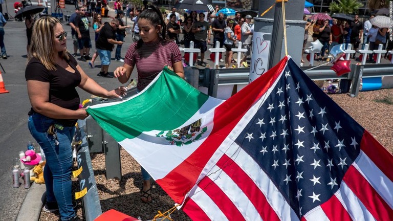 エルパソでの犠牲者に贈られた国旗や花など。容疑者の母親が事件前に警察に対して、息子の銃所持に関連して問い合わせを行っていたことがわかった/Joel Angel Juárez for CNN