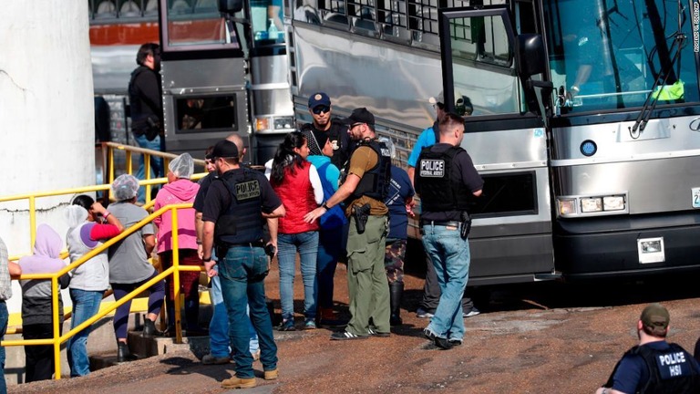 米ミシシッピ州で過去最大規模となる不法移民の一斉摘発が行われた/Rogelio V. Solis/AP