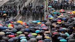 警官と対峙するデモ隊＝７月１日