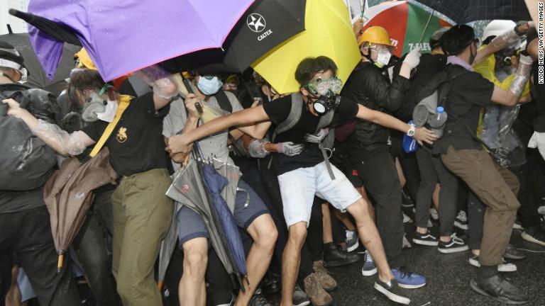 警官と対峙するデモ隊＝７月１日/Kyodo News via Getty Images