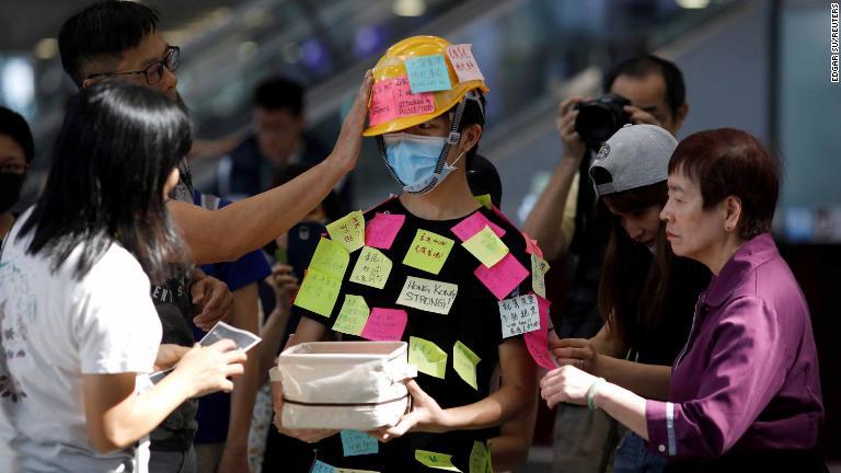 付せんを貼られるデモ参加者＝香港国際空港/Edgar Su/Reuters