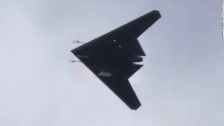 ロシア国防省は、新型の攻撃型無人飛行機が飛行する様子を収めたビデオ映像を公開した/Russian Defense Ministry Press Service via AP