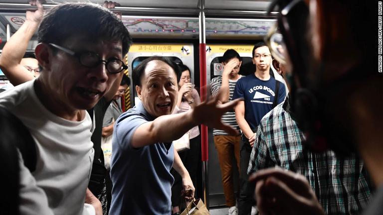 デモによって通勤時の列車の運行に支障が出た＝５日/ANTHONY WALLACE/AFP/Getty Images