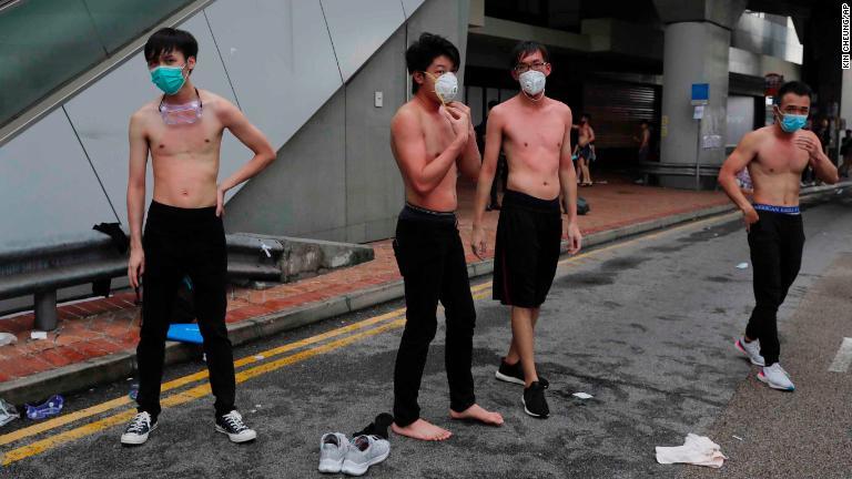 ペッパースプレーがかかったシャツを脱ぎ捨てたデモ参加者/Kin Cheung/AP