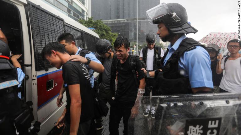 デモ参加者を拘束した警官＝７月１日/Vivek Prakash/AFP/Getty Images