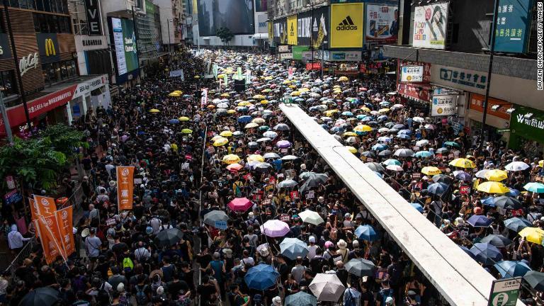 デモのために集まった人々＝７月２１日/Lauren Chor/AFP/Getty Images