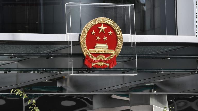 ガラスで守られた「中央駐香港連絡弁公室」のエンブレム＝７月２８日/ANTHONY WALLACE/AFP/Getty Images