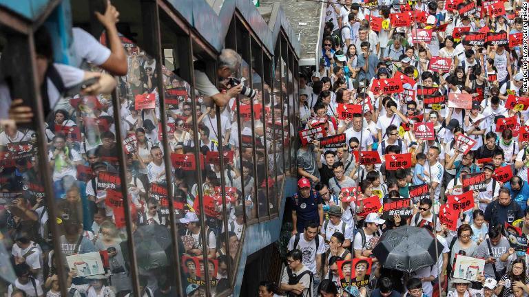 香港の道路を埋め尽くしたデモ参加者＝６月９日/Dale De La Rey/AFP/Getty Images