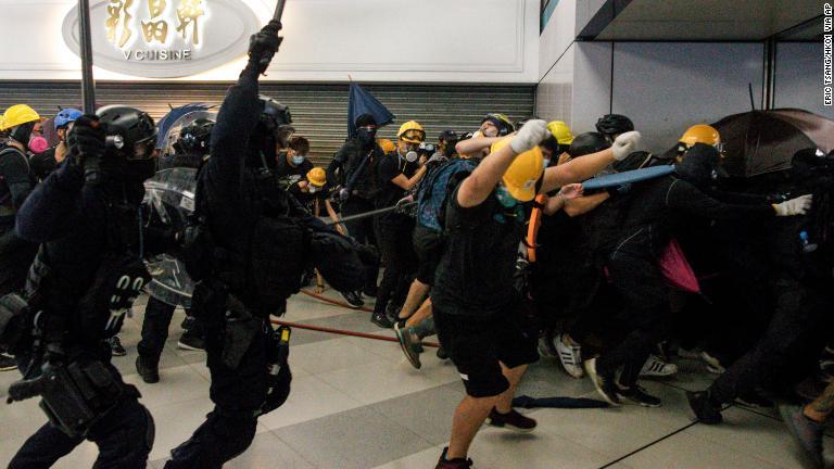 元朗駅で衝突した警官とデモ隊＝７月２７日/Eric Tsang/HK01 via AP