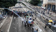デモ隊に対して、ゴム弾や催涙ガスが使われた＝６月１２日