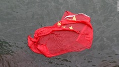 水に浮かぶ中国の旗＝３日