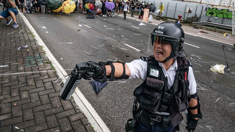 ペッパースプレーを使う警官＝７月１日/Anthony Kwan/Getty Images