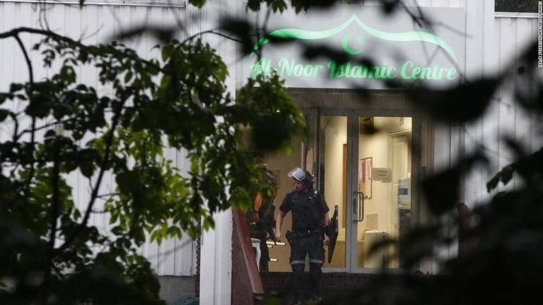 現場となったモスクの外に立つ警官/Terje Pedersen/AFP/Getty Images