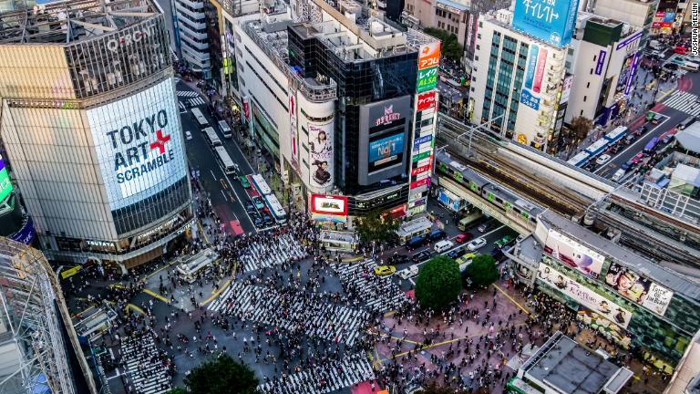 渋谷駅前のスクランブル交差点は１回に１０００人以上が横断し、世界で最も人通りの多い横断歩道と言われる/Joshua Mellin