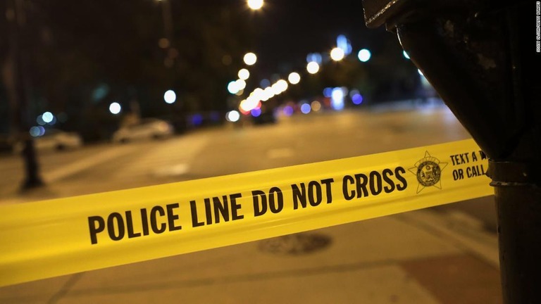 米シカゴで路上パーティーの最中に銃撃が発生し、６人が負傷した/Scott Olson/Getty Images