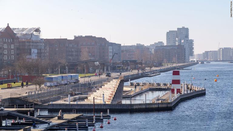 デンマークの首都コペンハーゲンのハーバーバス（港の浴場）と呼ばれる公共のプールは、街で最も人気のある観光地の１つ/Shutterstock