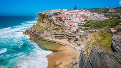 切り立った断崖の真下にできた天然のプール、アゼーニャス・ド・マール（ポルトガル）