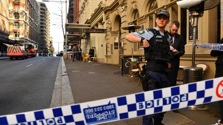 女性が刺された現場で警戒に当たる警官/SAEED KHAN/AFP/Getty Images