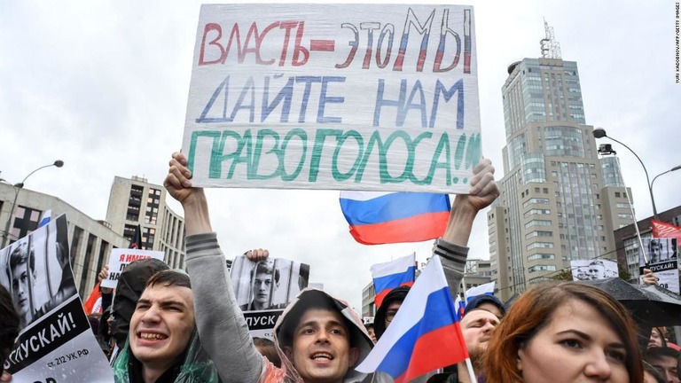 デモの動画をユーチューブで流さないよう、ロシアの当局がグーグルに要求/Yuri Kadobnov/AFP/Getty Images
