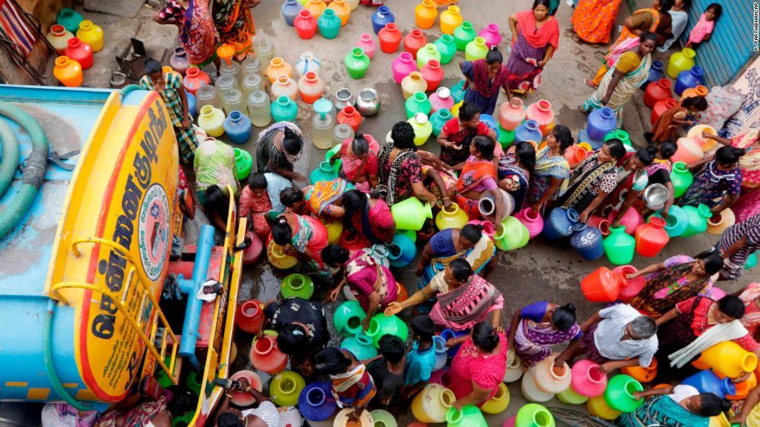 飲み水を求めて列を作る人々/R. Parthibhan/AP