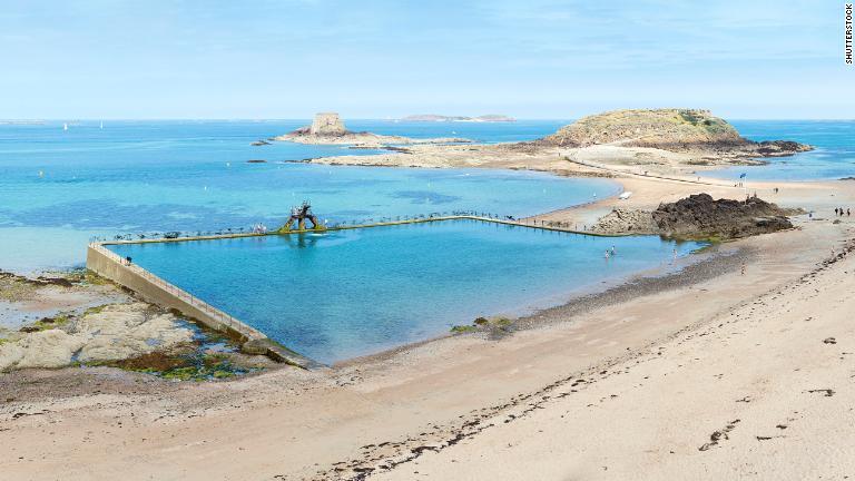 満潮時でも浸水しない海辺のプール、プラージュ・ド・ボン・セクールズ（サン・マロ、フランス）/Shutterstock