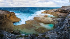 満潮時には浸水するが、潮が引くとプール内に水が残るタイドプール、バハマ・エルーセラ島のクイーンズ・バス