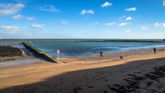 夏はもちろん、冬も寒中水泳を楽しむ人が多いというイングランド南東部ウォルポール湾のタイドプール