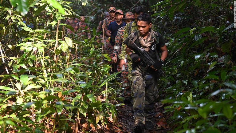 少女を探す捜索隊＝１２日/MOHD RASFAN/AFP/Getty Images