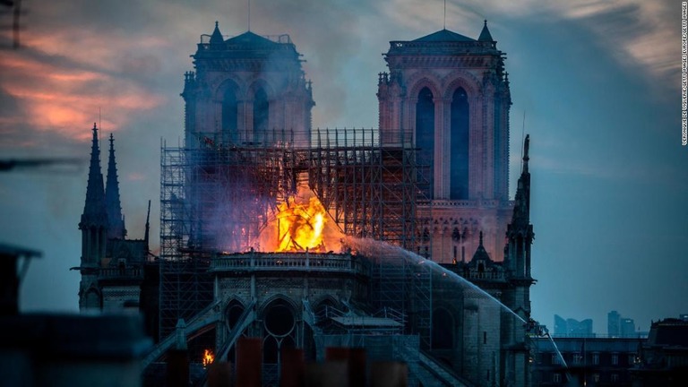 大聖堂の火災の様子。火事によって屋根などに使われた鉛が溶けて周囲を汚染している/Veronique de Viguerie/Getty Images Europe/Getty Images