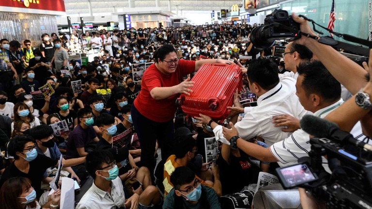 警官隊の撤収後、空港の発着便の運航は平常通りに戻っている/Philip Fong/AFP/Getty Images