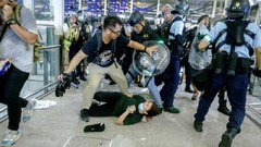 香港空港でデモ隊と警官隊が衝突、１４日は平常運航か