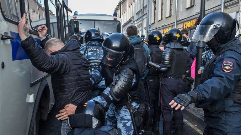モスクワのデモで、機動隊員が女性の腹部を殴る映像が拡散し物議を醸している/VASILY MAXIMOV/AFP/Getty Images
