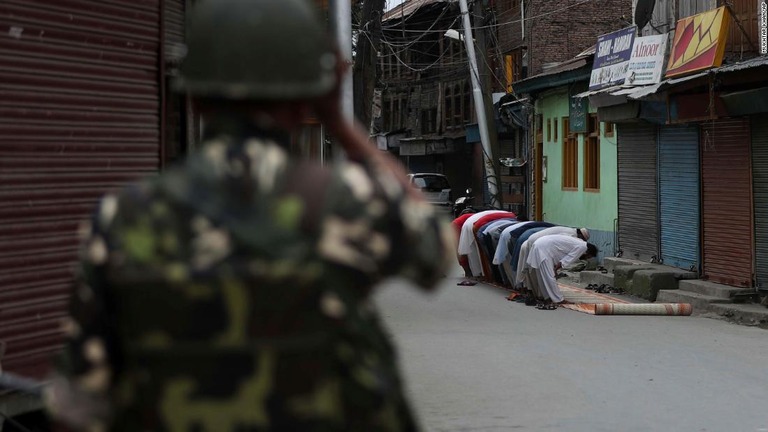 ジャム・カシミール州では厳戒態勢が敷かれている/Mukhtar Khan/AP