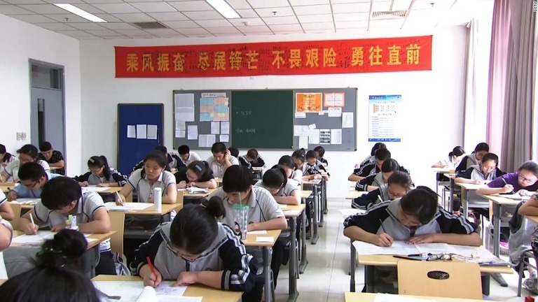 過酷さで知られる中国の統一大学入試「高考」。一部の出題例を紹介/CCTV