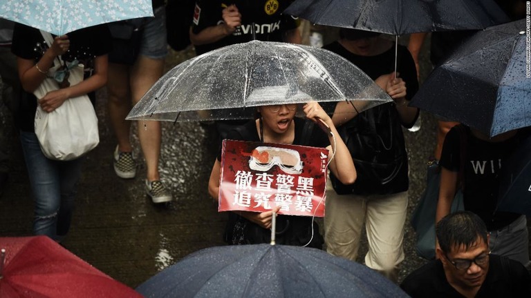 １１週連続となったデモで通りを歩く参加者/LILLIAN SUWANRUMPHA/AFP/Getty Images