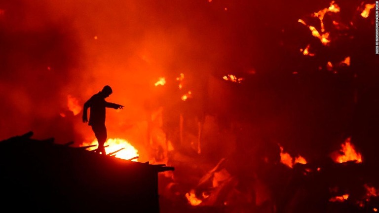 ダッカのスラム街で火災が発生し、１万人以上が家を失った/MUNIR UZ ZAMAN/AFP/AFP/GETTY IMAGES