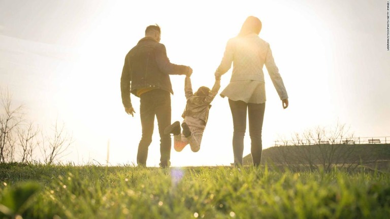 子どもがいる人はいない人に比べ、晩年の幸福度が高くなる傾向があるという/Liderina/iStockphoto/Getty Images