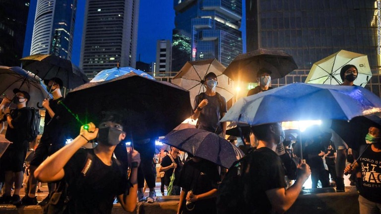 香港デモを巡りツイッターなどが中国政府とつながりのあるアカウントを削除した/Lilian Suwanrumpha/AFP/Getty Images
